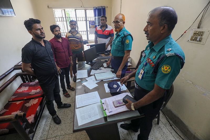 পুরান ঢাকার সূত্রাপুর থানায় কার্যক্রম শুরু হয়েছে। পুলিশ সদস্যদের দিকনির্দেশনা দিচ্ছেন এক কর্মকর্তা। গতকাল দুপুরে